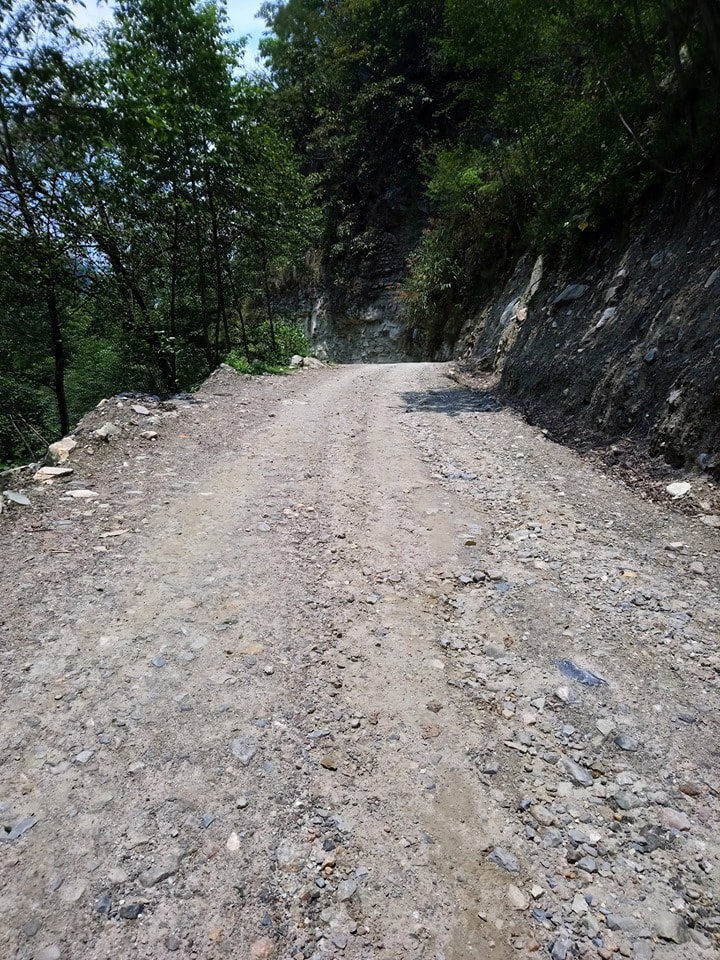The dirt road in the beginning of the trek.