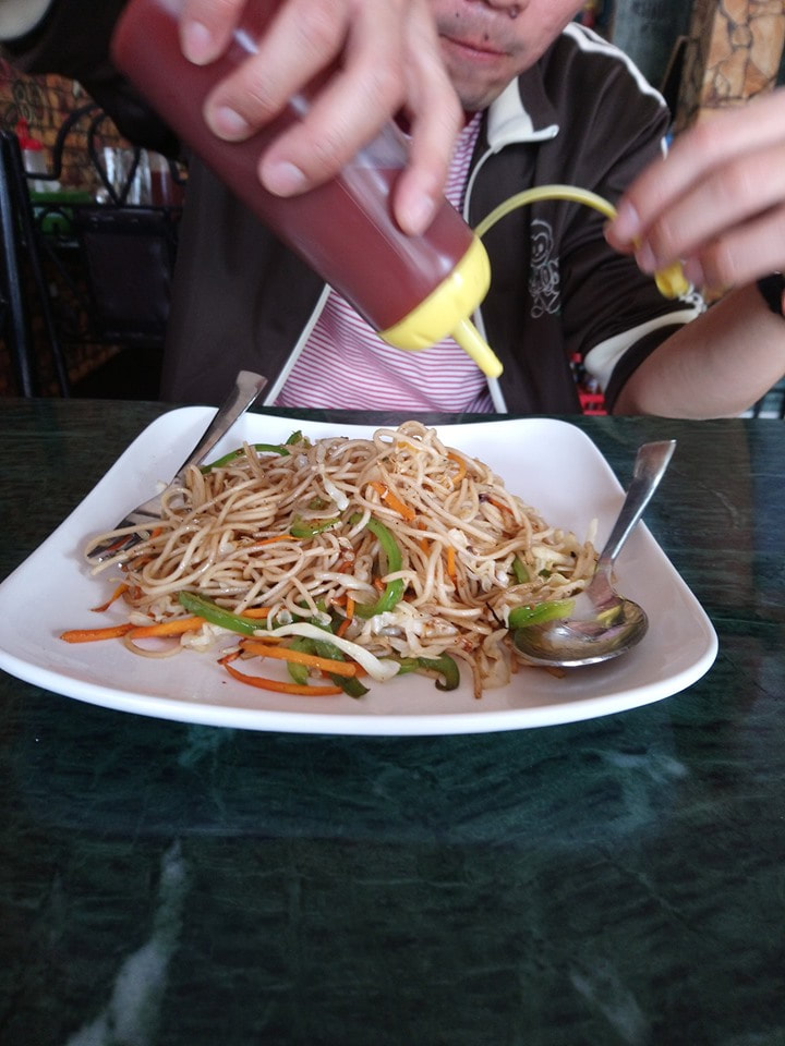 Lunch stop. We followed Bhakti to local food stalls, away from the touristy ones... Chow mien
