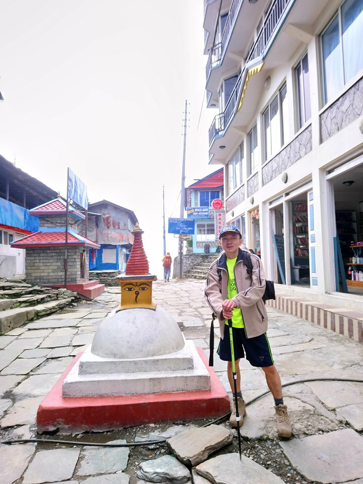 The hub remarked that he finally saw an icon of Nepal □ -- with Peh Khee Sim (requested tag).
