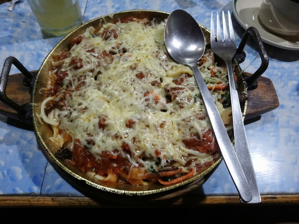 Was really hungry and craving for some heavy carbs laden western food... Ended up ordering Lasagne while the hub had macaroni.
